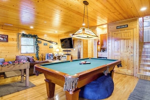 Game Room | Pool Table | Foosball Table | Smart TV