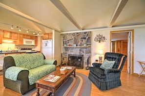 Living Room | Step-Free Access | Wood-Burning Fireplace | Free WiFi