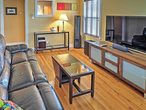 Living Room | Central Air Conditioning/Heat | Free WiFi
