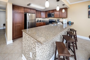 Kitchen - Granite counter tops, stainless steel appliances - this kitchen has it all!