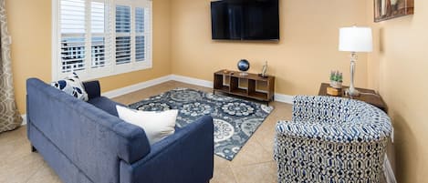 CUSTOM is the word to describe unit 4006!! - CUSTOM is the word for unit 4006!! Crown molding, plantation shutters, tile flooring, granite, tiled showers and more!