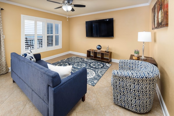 CUSTOM is the word to describe unit 4006!! - CUSTOM is the word for unit 4006!! Crown molding, plantation shutters, tile flooring, granite, tiled showers and more!