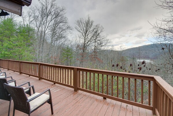 New Tazewell Vacation Rental | 3BR | 2.5BA | Stairs Required | 3,200 Sq Ft