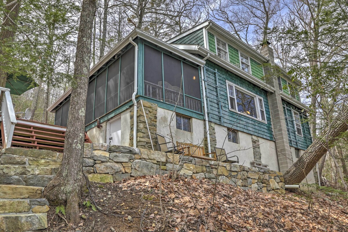 Dainty New Preston Cottage w/ Dock & Lake Views!