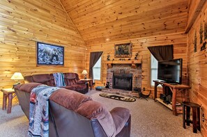 Living Room | Cable TV | Central A/C & Heat | Free WiFi
