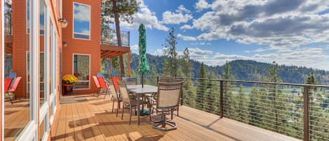 Coeur d'Alene Vacation Rental | 4BR | 3.5BA | Access Only By Stairs