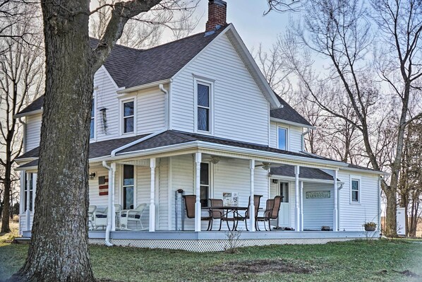 Lecompton Vacation Rental | 2BR | 2BA | 1,800 Sq Ft | Steps Required