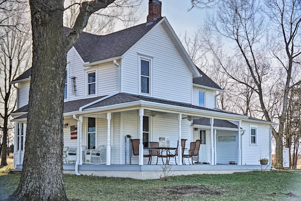 Lecompton Vacation Rental | 2BR | 2BA | 1,800 Sq Ft | Steps Required