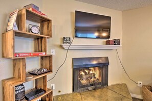 Living Room | Flat-Screen Cable TV | Free WiFi | Central Heating