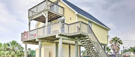 Galveston Vacation Rental | 3-Story Home | 3BR | 1BA | 1,008 Sq Ft