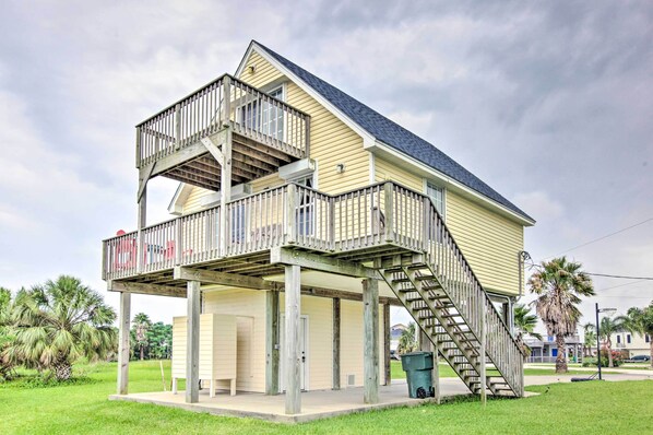 Galveston Vacation Rental | 3-Story Home | 3BR | 1BA | 1,008 Sq Ft