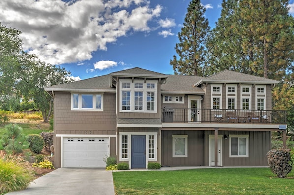 Chelan Vacation Rental | 4BR | 3.5BA | 3,000 Sq Ft | Stairs to Access