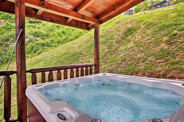 Gatlinburg Vacation Rental | 4BR | 4.5BA | 2,800 Sq Ft | Step-Free Access