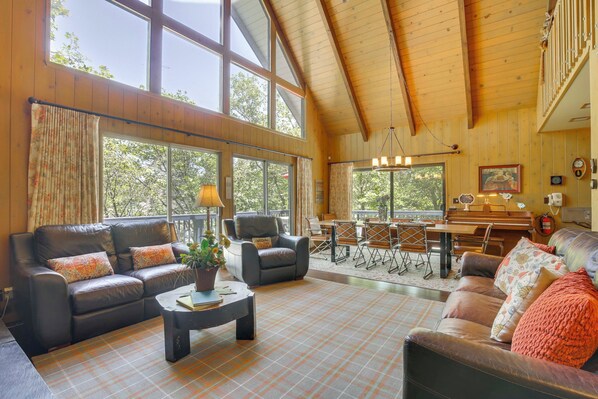 Lake Arrowhead Vacation Rental | 3-Story Home | 4BR | 3BA | 2,200 Sq Ft