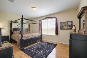 King Master Bedroom w/En-Suite Bath & Flat Screen TV