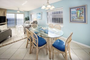 Dining and living room view - Have a meal while enjoying the view!