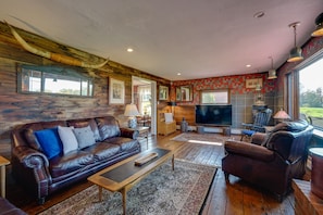 Living Room | Free WiFi | Wood-Burning Fireplace | 3,700 Sq Ft | Cable TV