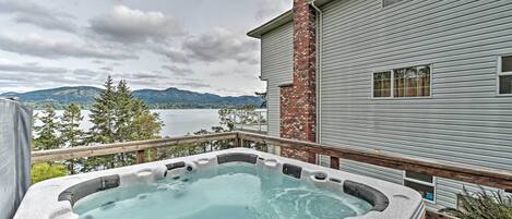 Sooke Vaction Rental | 5BR | 3.5BA | 3,600 Sq Ft