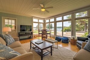 Sunroom | 2 Queen Sleeper Sofas | Cable TV