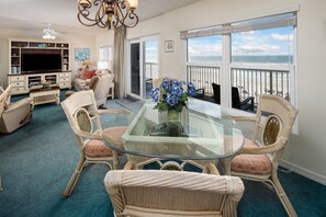 Dining and living room view - Plenty of space for everyone to enjoy!