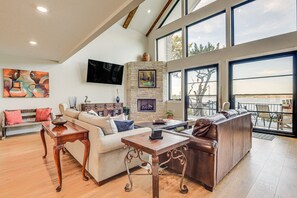 Living Room | Lake Views | Smart TV | Board Games & Books