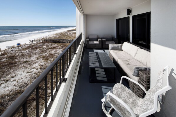 MASSIVE balcony on SD 402 with lots of seating room - There is plenty of space for relaxing on the balcony to enjoy the sounds of the Gulf.