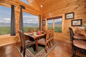 Dining Room with a View - Seating for 6 plus 3 in Breakfast Bar