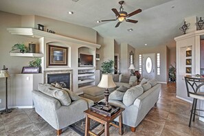 Living Room | Gas Fireplace