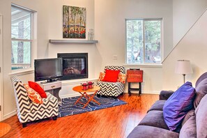 Living Room | Gas Fireplace