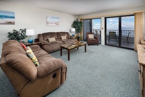 Spacious family room with views that will take your breath away. - Awesome views found here!