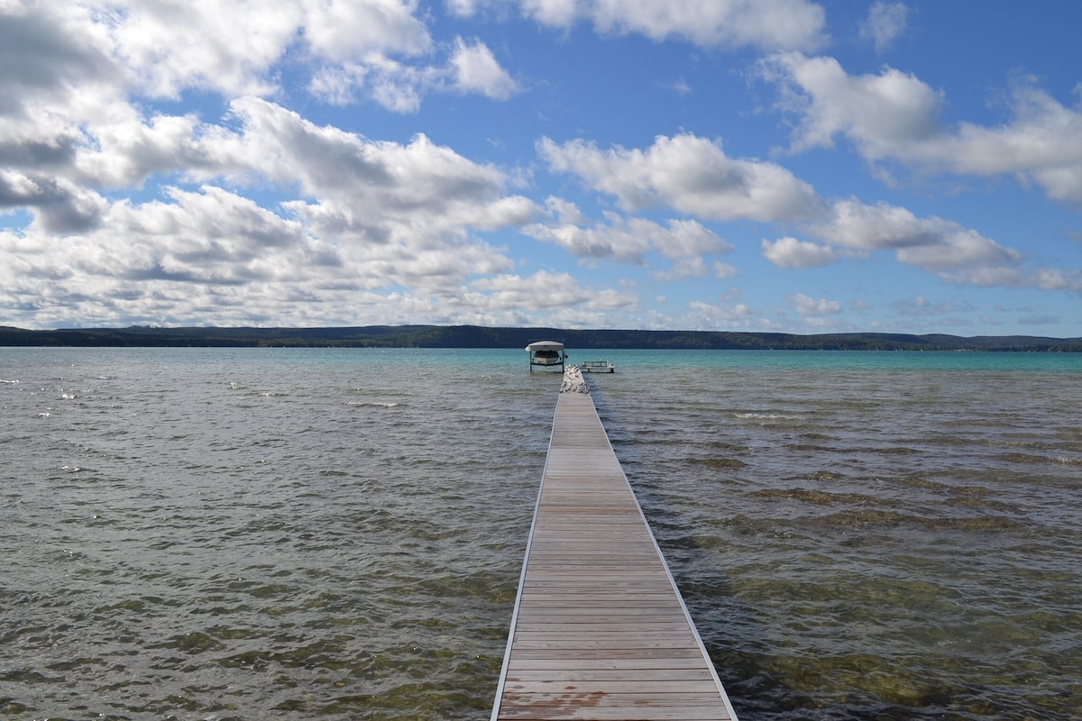 Cozy cottage Big Glen Lake, Tennis Court, Dock, Kayaks, Rowboat, Sunset view