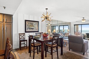 Dining Area - Ample seating to accommodate up to 10 people