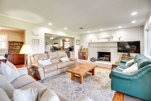 Living Room | Cable TV | Free WiFi | Central A/C & Heat