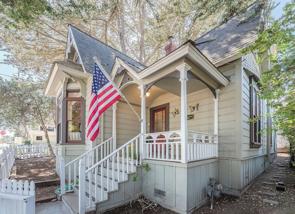 Welcome to "Ships Watch"! - Updated Victorian Home