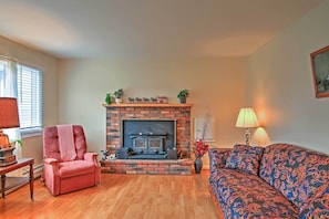 Living Room | Wood-Burning Fireplace | Free WiFi | Smart TV