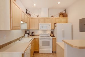 Spacious/Well-equipped Kitchen off of the dining room