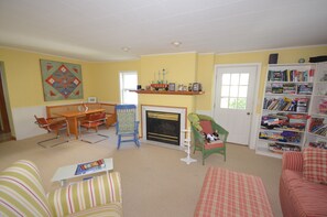 Dining area within small living room - Dining area within small living room