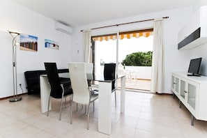 Alquiler apartamento para vacaciones en La Pineda. Comedor P.PRIMA3