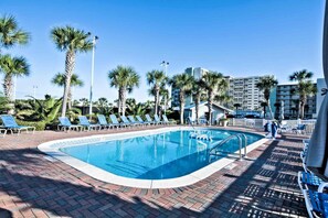 Pinnacle Port Outdoor Swimming Pool - Pinnacle Port has 2x pools for guests to enjoy!  One pool is partially indoors - enjoy indoor and outdoor swimmi