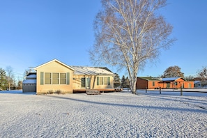 Spacious Yard | Fire Pit | Garden