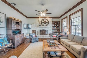 Living Room | Cable TV | Wood-Burning Fireplace | Free WiFi | Central A/C & Heat