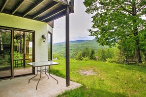 Up to 5 guests can relax on the back deck after a day exploring New Hampshire.