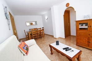 Alquiler apartamento en La Pineda con piscina. Salón RISCOS