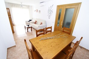 Alquiler apartamento en La Pineda con piscina. Comedor RISCOS