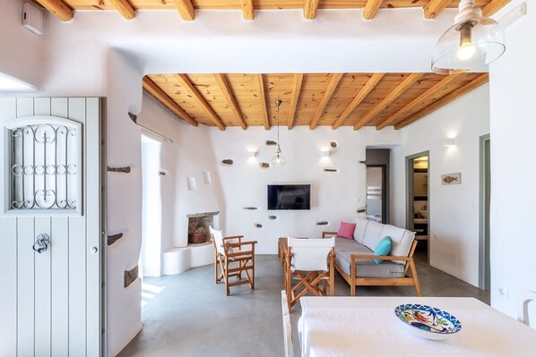 The house offers modern comfort, while preserving its traditional cycladic style