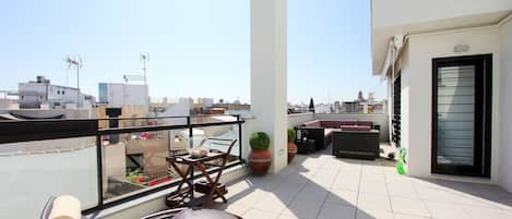 Apartamento con amplia terraza privada.