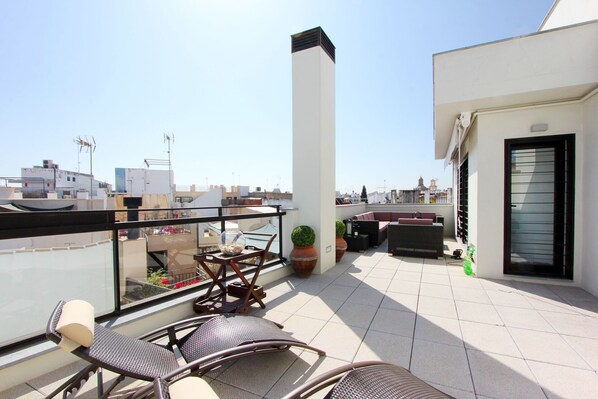 Apartamento con amplia terraza privada.