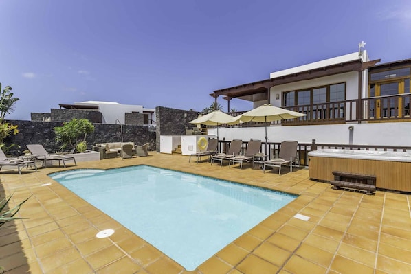 Villa Azure - Pool & Terrace