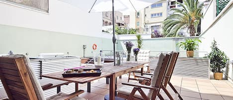 Espectacular terraza con piscina para disfrutar del sol