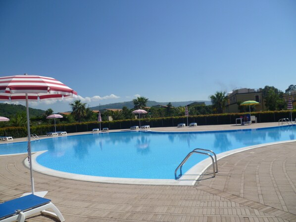 -SMALLER SWIMMING POOL